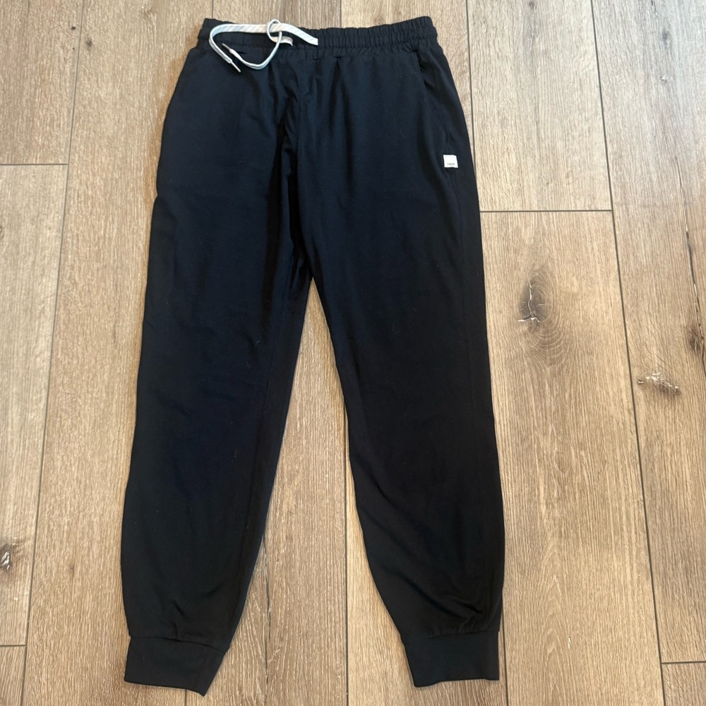 Vuori black performance jogger.  Size xs.